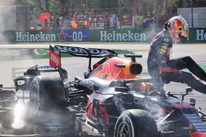 漢密爾頓與維斯塔潘撞車