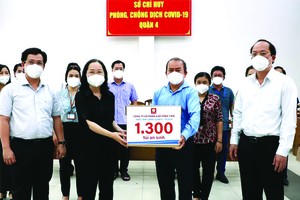 　　永進公司總經理林松耀(左三)向第四郡 人委會捐贈社會民生必需品。