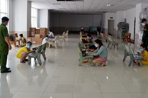 公安和部隊力量也參與“野戰教室”的學習輔導工作。