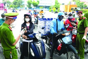 民眾外出要有二維碼。