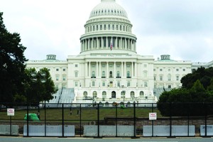 美國首都華盛頓國會大廈周邊設置起金屬隔離圍欄。