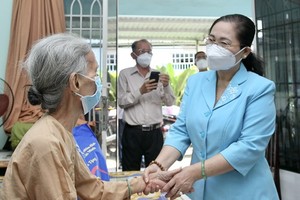 市人民議會主席阮氏麗前往探望阮氏抱(90歲，家住福門縣巴點鄉忠麟村)