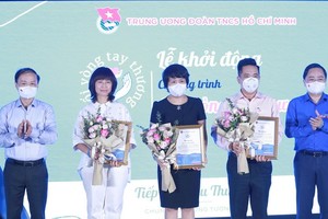 中央民運部常務副部長范必勝（左）和共青團中央第一書記阮英俊 向計劃贊助商送花。