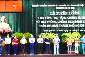 本市領導向表現出色抗疫人員頒發徽章。