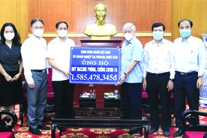 外交部長裴清山昨(8)日上午在河內代表旅居海外越南人共同體，通過越南祖國陣線中央委員會轉交捐助抗疫工作與新冠疫苗基金逾30億元。