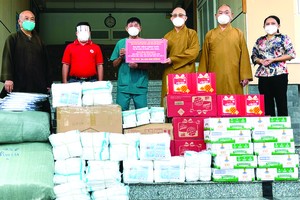 釋通振法師(右三)向第八郡醫院代表 轉贈物資。