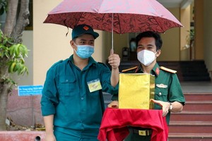 軍隊力量把新冠病故者的骨灰送回給親屬。