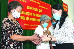 市民族處副主任鄧氏雪梅向感染新冠肺 炎病毒的貧困少數民族同胞贈送資助金。