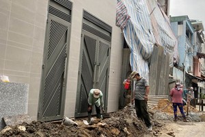 　　第五郡第四坊陳平仲街281號小巷裡的3項民房工程經多個月 因疫情而暫停施工，如今已紛紛復工。