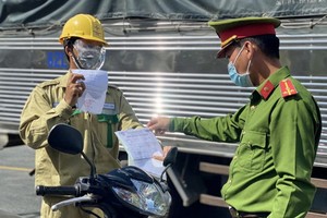 隆安省職能力量檢查新冠疫苗接種證書。