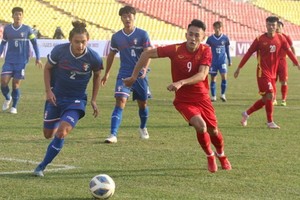 兩隊球員加速爭球