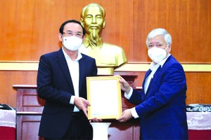 市委書記阮文年向越南祖國陣線委員會領導頒贈感謝狀。