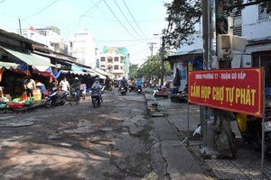 設在舊邑郡第十七坊26號根據地市場周邊區域的“嚴禁自發性街市”警示牌。