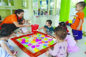 福門縣某幼兒園在疫情前上課。