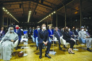 孟加拉總理、法國總統、美副總統和尼日利亞總統(前排左至右)出席巴黎和平論壇開幕式。