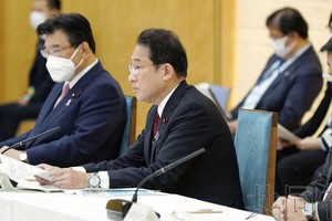 日本政府12日在首相官邸舉行新冠病毒感染症對策總部會議（圖源：互聯網） 