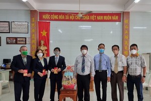 潁川雙語學校董事會董事長陳金泉、常值副董事長陳建寧、常務副董事長陳昶光、常務副董事長陳意洋昨(19)日上午前往學校向校委、教師和員工祝賀和贈送禮物。