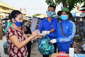 民眾參加“用垃圾換禮物”環保活動。