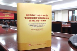 《社會主義理論與實踐若干問題和越南走向社會主義的道路有關阮富仲總書記 的文章的國內和國際輿論》一書。