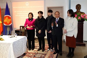 　　國家主席阮春福與越南常駐日內瓦代表團團長黎氏雪梅大使 在日內瓦與Vihelm研發組成員合影。