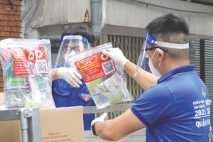 根據指引文本，屬於低風險的新冠患者可以居家治療並獲提供治療藥物。