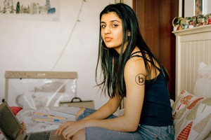 一個使用電腦的十幾歲女孩的照片上帶有“身體權利”標誌。（圖源：互聯網） 