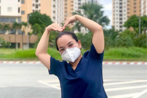 玄莊正在3號野戰醫院協助抗疫。