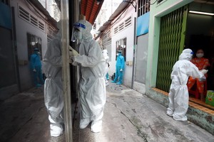 醫護人員定時訪診居家隔離新冠確診者。