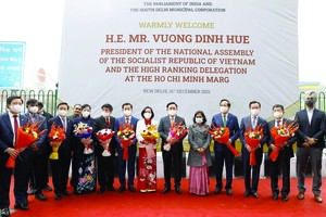 國會主席王廷惠在胡志明大道合照留念。