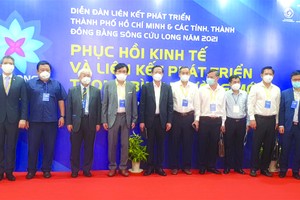 　　市人委會主席潘文邁(左五)與出席論壇代表合影。