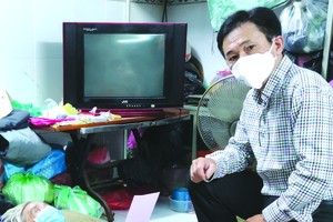 湯建宇先生代表中昊公司向陳勝祥贈送善款。