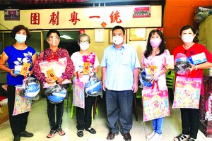 丁文森先生向劇團員送禮物。