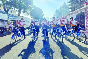 騎自行車遊行響應“胡志明市-我愛之城”旅遊週。