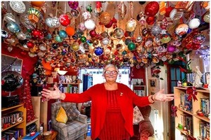 婦人收集 1760 個聖誕裝飾球破紀錄