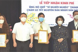 　　市委常務委處委員、市越南祖國陣線委員會主席蘇氏碧珠和市人委會 副主席楊英德，向捐贈近560億元經費贊助“為窮人”基金關照2022壬寅年 春節活動的個人與企業、單位致贈感謝狀。