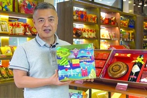 大發餅家主理人許玉林向顧客介紹春遊禮盒特色。