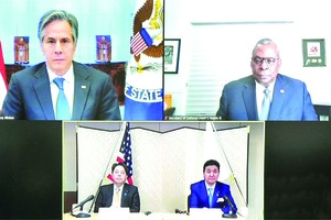 日美2+2視頻會議，美國務卿布林肯（左上），美國防部長奧斯汀（右上）。日本外相林芳正（左下）與日本防衛相岸信夫。