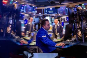 交易員在美國紐約證券交易所工作。