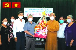 黎曰孟雄編委(左四)接受釋慧功法師的賀禮。