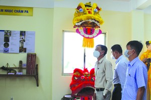 貴賓在“各民族服飾和樂器”陳列室參觀。