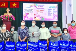 第五郡婦聯會邀請振淨法師（左四）向貧困婦女派發禮物。