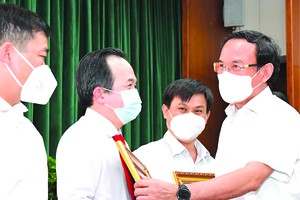 市委書記阮文年向出色完成任務的集體頒發獎狀。