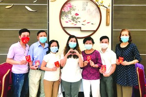 何麗娟女士(左四)與老師們歡聚一起。