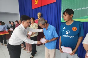 TPHCM: Trao tặng 150 sổ tiết kiệm nghĩa tình cho hội viên nông dân