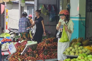 TPHCM: Vải thiều hạ giá, "dội chợ" nhưng tiêu thụ chậm