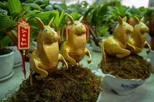 Nông dân TPHCM làm linh vật ngựa mùa Tết từ cây dừa 