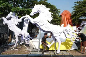 Nghệ nhân tăng tốc làm linh vật ngựa cho đường hoa Nguyễn Huệ