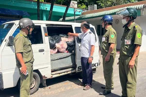 Phát hiện 800kg thịt heo bốc mùi hôi thối đang được vận chuyển trên xe ô tô