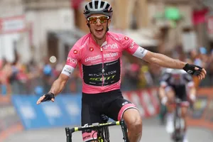 Simon Yates từng khoác Áo hồng ở Giro trong gần 2 tuần