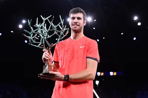 Khachanov và chiếc cúp vô địch Paris Masters